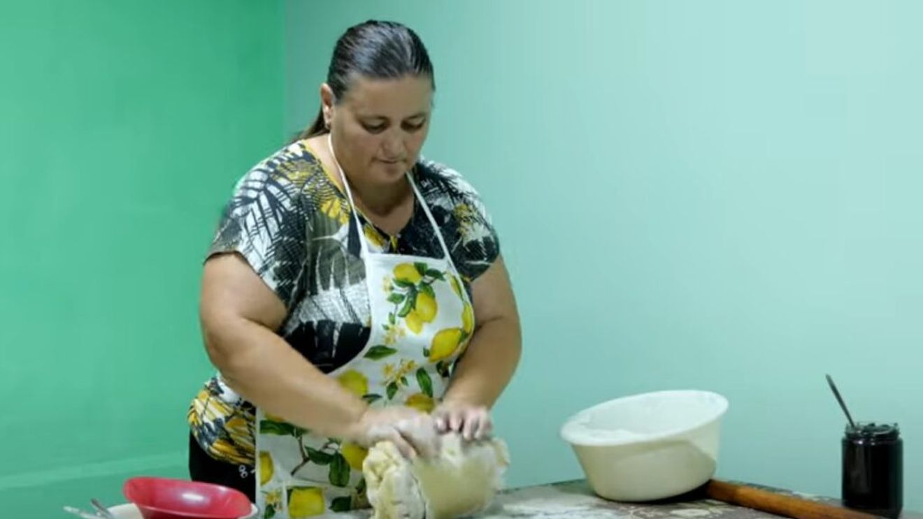 Cornulețe cu untură specială, de la o româncă din Banatul Sârbesc/ Se frământă manual aluatul, nu cu lingura sau blenderul (VIDEO)