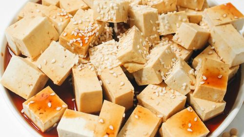 Tu știi exact ce este tofu? / Iată cum devin boabele de soia o mâncare vegană complexă și delicioasă