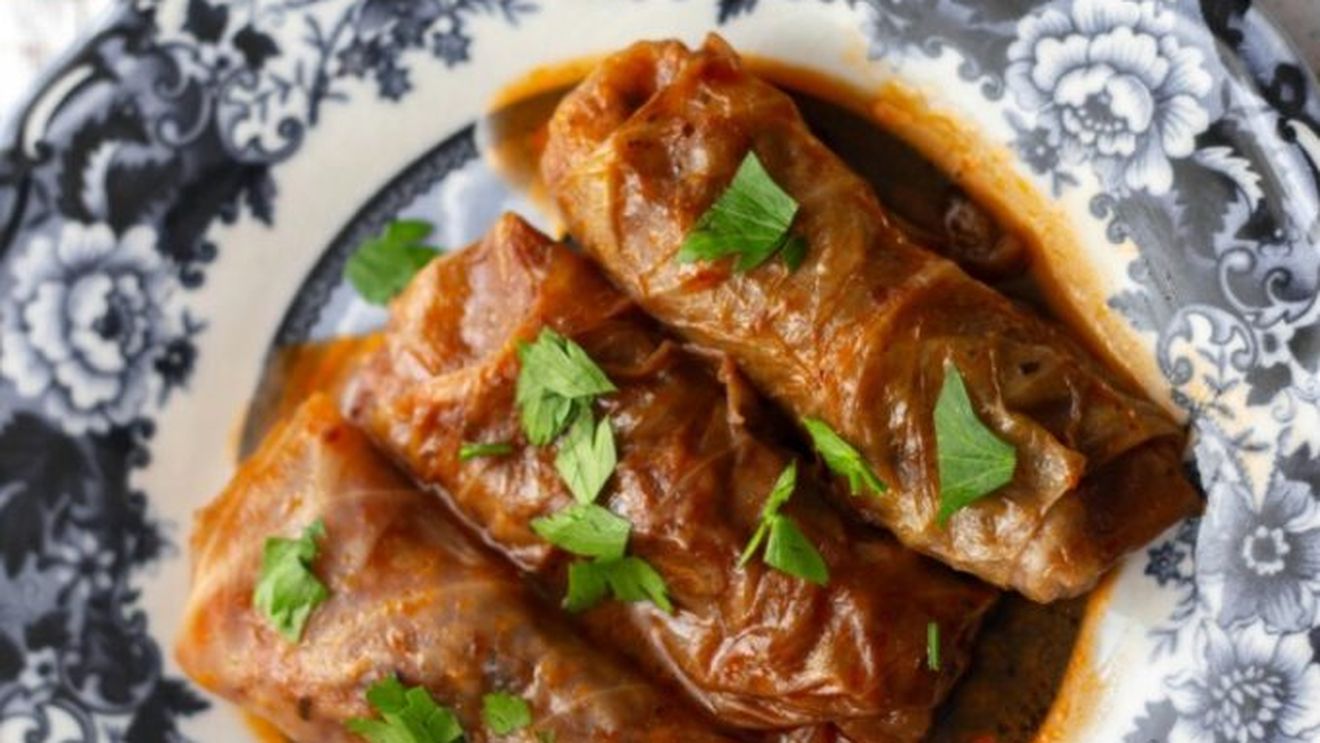 SONDAJ G4FOOD pentru 1 Decembrie | Sarmalele rămân, incontestabil, în centrul gastronomiei naționale / Aproape 30% dintre respondenți consideră acest preparat definitoriu pentru bucătăria românească / Ce loc ocupă micii, papanașii și fasolea cu ciolan