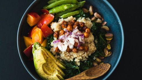 Quinoa, ou, fasole și broccoli / Micul dejun antiinflamator care aduce 21 g de proteine într-o singură porție