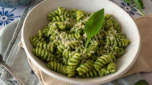 Rețete mediteraneene de făcut acasă: Paste cu leurdă, feta și lămâie. Rețetă vegetariană de primăvară, cu multe variante