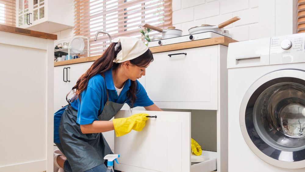 ABC în bucătărie | Cum cureți petele de grăsime de pe dulapurile din bucătărie / Trucul simplu pe care îl poți încerca înainte să cumperi alt detergent
