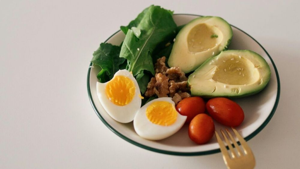 Vrei să rămâi lucid până la adânci bătrâneți?/ Atunci mănâncă ouă, carne, peste, spanac, avocado și alte câteva alimente ce conțin o vitamină ce reduce riscul de demență cu 49%