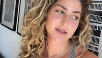 „Miroase îngrozitor”: O femeie a devenit virală după ce a mâncat pui făcut acasă în avion / Reacțiile au explodat pe TikTok