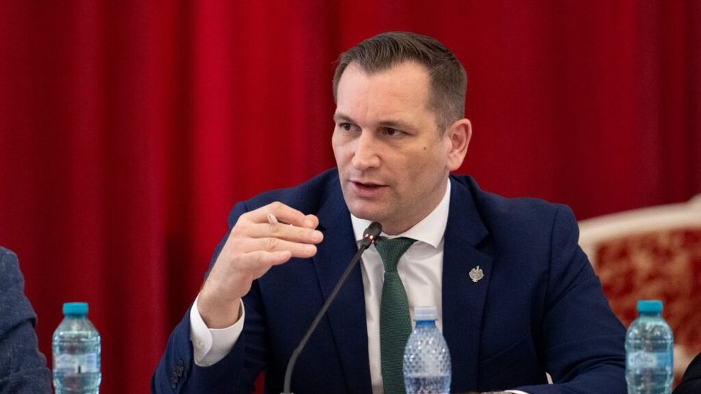 Președintele Comisiei pentru agricultură din Senat, Sebastian Cernic, critică sprijinul pe suprafață: „Din păcate, foarte mulți bani din partea Uniunii Europene se duc către niște persoane care nu produc valoarea adăugată sau nu au producții”