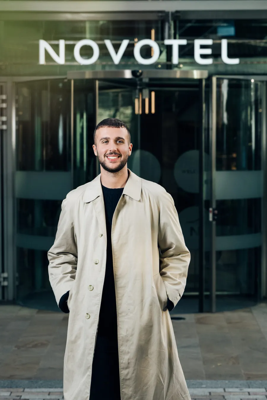 Alfie Steiner, ambasadorul programului plant-forward, la intrarea unui hotel Novotel