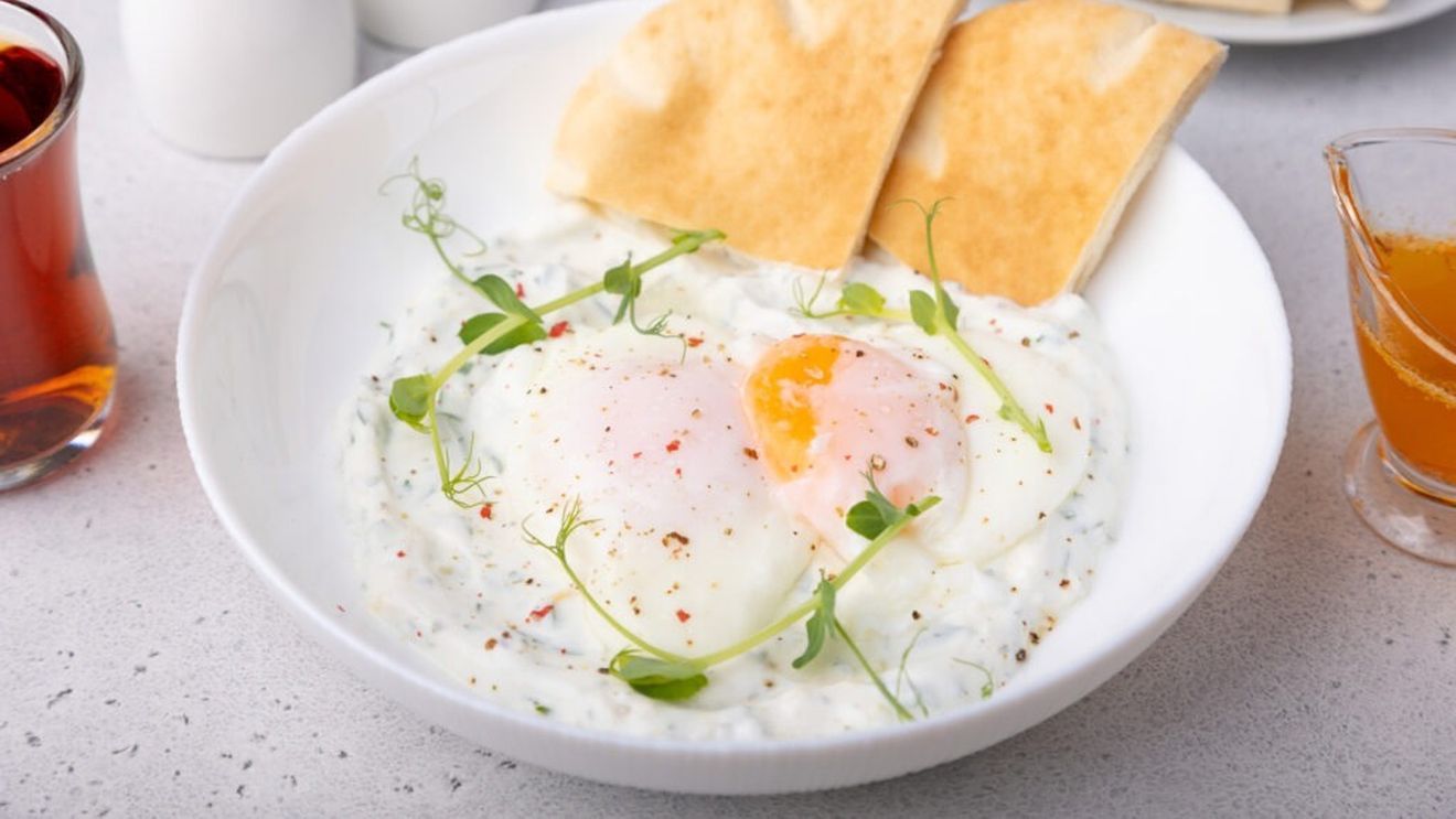 Ouă turcești, o rețetă tradițională din bucătăria turcească / Se servesc cu iaurt condimentat și unt aromatizat