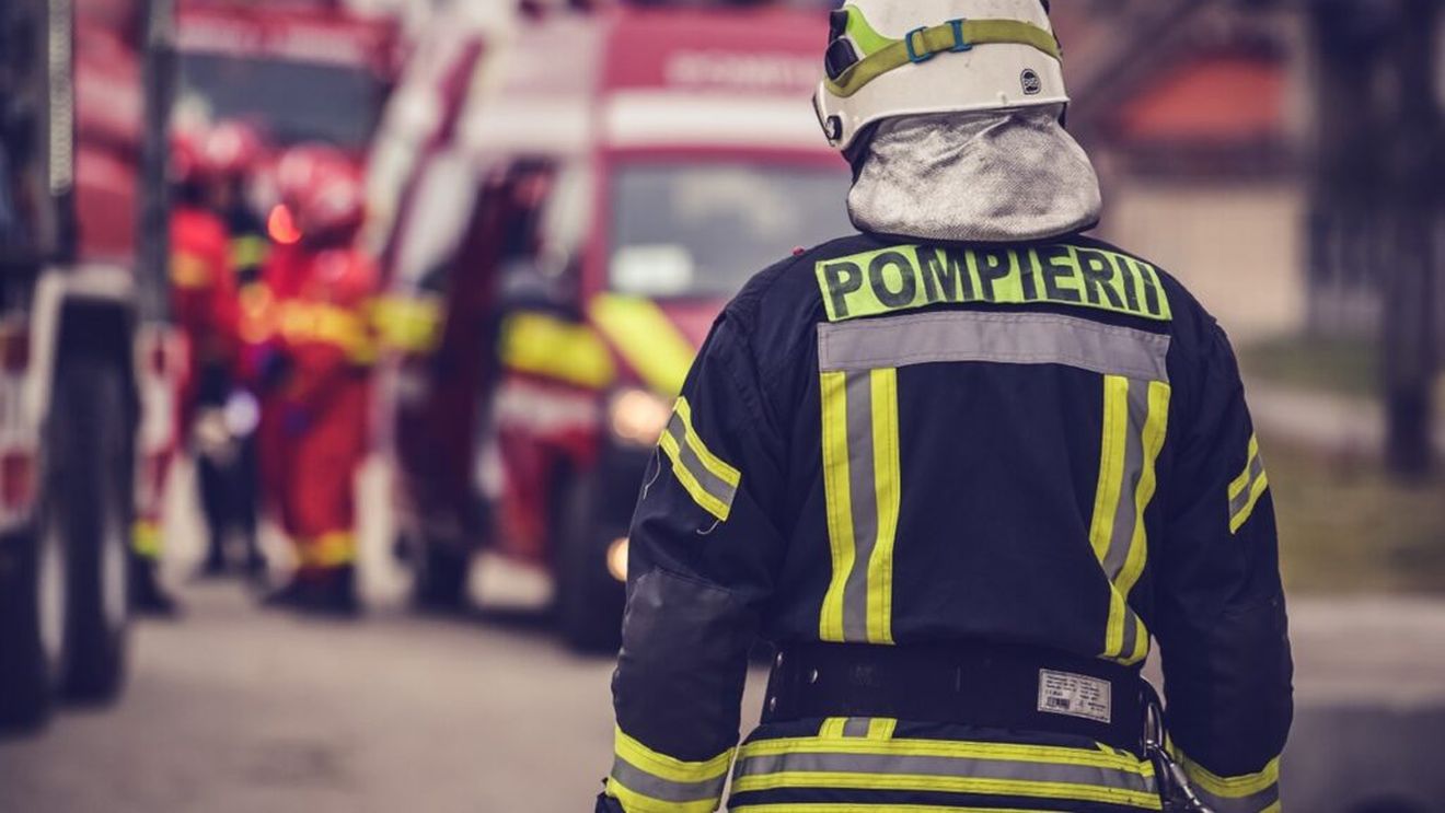 Incendiu la un restaurant din incinta unui supermarket din Oradea/ Circa 150 de persoane au ieşit din clădire