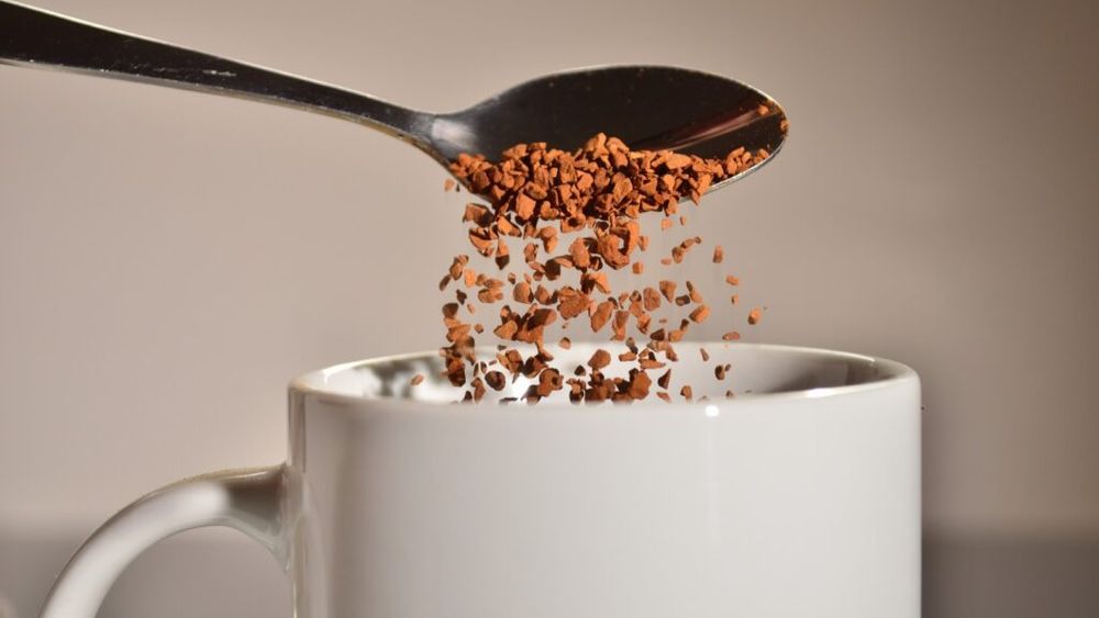 Cafeaua instant a fost inventată în 1901 de către un chimist japonez, în Chicago / Deși inițial nu era populară, a devenit un succes global în timpul celui de-al Doilea Război Mondial