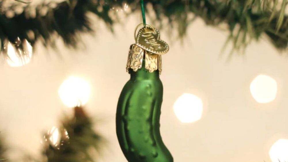 De ce ascund americanii un castravete în bradul de Crăciun. Christmas pickle este un vechi obicei provenit din cultura emigranților germani dar cu o istorie rescrisă în Lumea Nouă