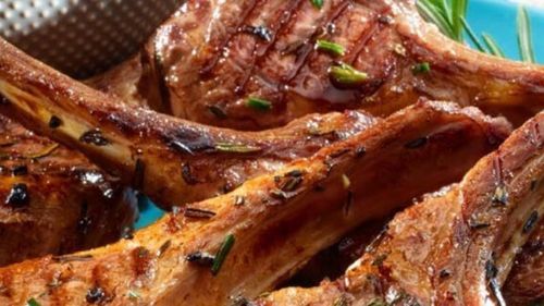 Rețetele Juanitei/ Miel la cuptor cu cuș-cuș vegetal și salată de castraveți cu susan/ Arome orientale într-un prânz pregătit în 30 de minute