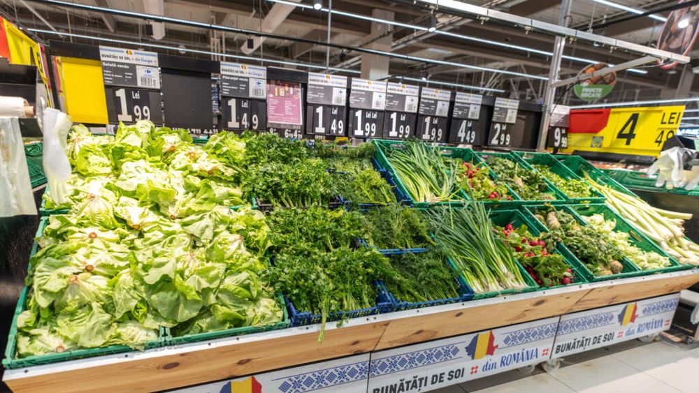 Ce poți cumpăra cu 50 de lei în luna iunie / Un exemplu de meniu cu produse românești de sezon: de la cartofi noi și cireșe la gulii și dovlecei