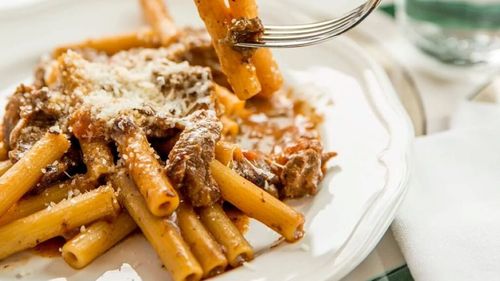 O idee de cină care umple casa de arome apetisante, și pregătești de fapt mai multe mese. Paste alla genovese, cu sos de carne fără roșii, rețetă tradițională napoletană plină de legende. Carnea merge apoi și în sandvișuri sau salate