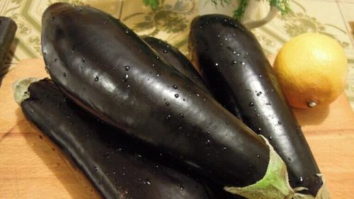 ABC în bucătărie | Trei moduri de a coace vinete acasă / Fie că le pregătești la cuptor, pe flacără sau pe grill, fiecare metodă are secretele ei / Bonus: O rețetă clasică de salată de vinete care nu dă greș niciodată