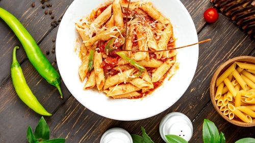 Pastele de vineri seara. Rețeta clasică de paste all’arrabbiata. Rapide și picante exact cât să meargă după ele o bere rece