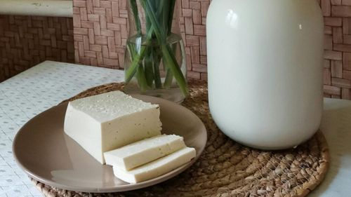 Lactatele favorizează mucusul și tusea? / Alergologii și specialiștii în imunologie spun că doar persoanele cu alergii au astfel de probleme după ce mănâncă lactate