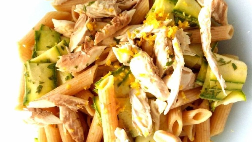 Pastele de vineri seara. Salată de paste reci cu dovlecei cruzi marinați, file de macrou din conservă și, opțional, boabe de fasole, cu lămâie din belșug și ierburi aromatice