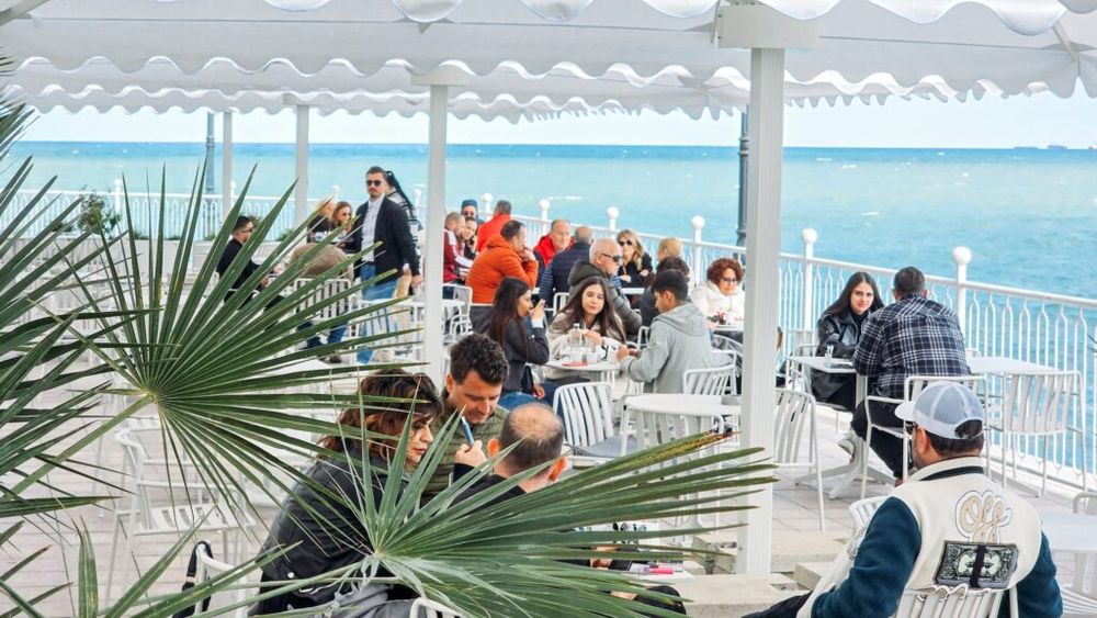 FOTO | Cum arată cafeneaua deschisă în incinta Cazinoului Constanța și cât costă o cafea la noul bistro de la malul mării / Investiția a depășit jumătate de milion de euro