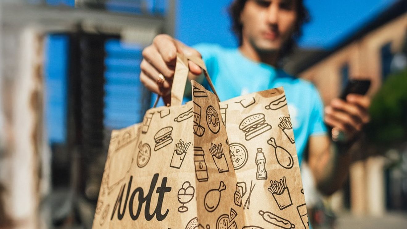 Cum au sărbătorit românii luna iubirii pe Wolt: Peste 30% dintre comenzi au fost de la restaurante fast-food, conform datelor centralizate de o platformă de livrări