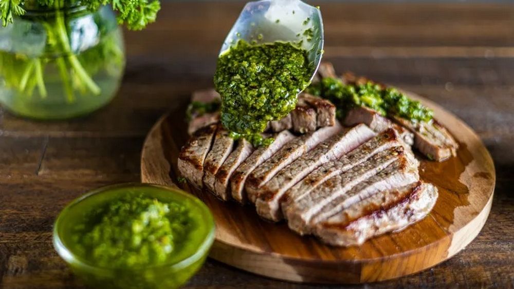 Chimichurri. Acest sos super-ușor merge bine cu fripturile făcute în sânge pe grătar / Rețetă de primăvară