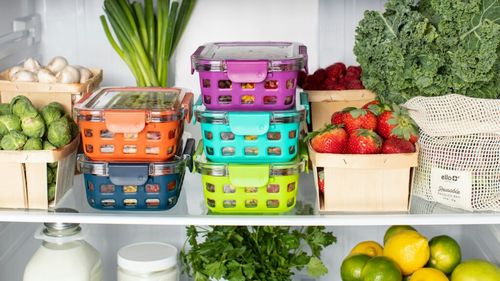 Șase din zece oameni recunosc că mănâncă alimente după data-limită de consum pentru a economisi bani. Cât de periculos este, de fapt?