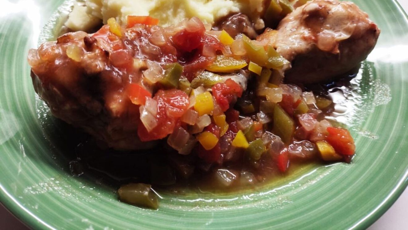 Rețetele Juanitei: Ciocănele de pui la cuptor cu sos de roșii și ardei în trei culori/ Mâncărică de șters farfuria cu pâine