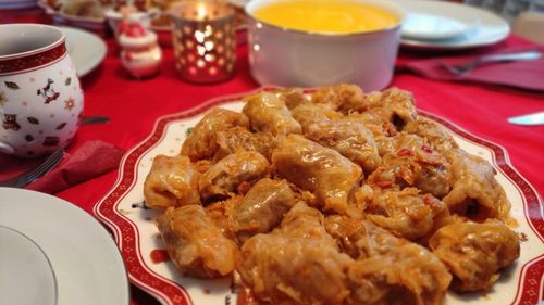 Ce efecte au interminabilele mese festive asupra creierului? E mai dăunătoare o singură masă exagerată sau obiceiul de a mânca prea mult mereu?