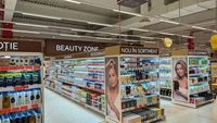 FOTO | Kaufland lansează un proiect-pilot de tip „Beauty Zone” în magazinul din Barbu Văcărescu / Servicii de manichiură și machiaj, între rafturile magazinului / O oglindă dotată cu AI îți recomandă ce produse de îngrijire să folosești