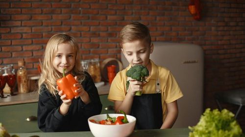 Consumă aceste 10 alimente, dacă vrei să-ți asiguri necesarul zilnic de vitamina C / Mănâncă zilnic broccoli, kiwi, ardei roșii sau varză kale, dar fii atent la cantitatea de sucuri