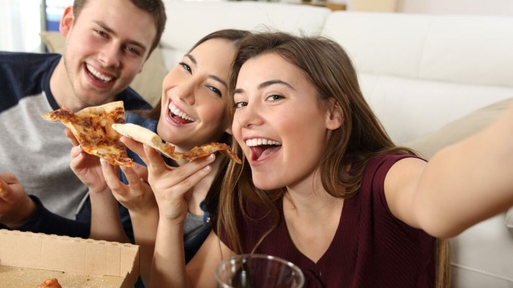 Sunt student, ce mănânc? Obiceiuri alimentare ale studenților români din țară și străinătate/ Ce mânâncă, ce cumpără și mai ales cum și ce gătesc