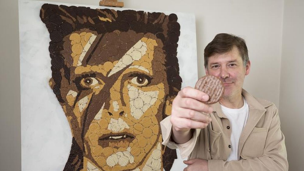 Potrete extrem de reușite ale unor celebrități, realizate prin tehnica mozaicului de un artist britanic folosind biscuiți, la aniversarea centenarului  primilor biscuiți digestivi McVitie's