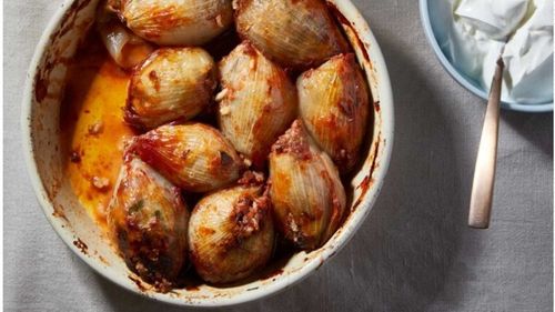 Rețeta din Cipru cu care îi vei da gata pe toți membrii familiei: Ceapă umplută cu carne tocată / Ingredientele necesare pentru 8 porții