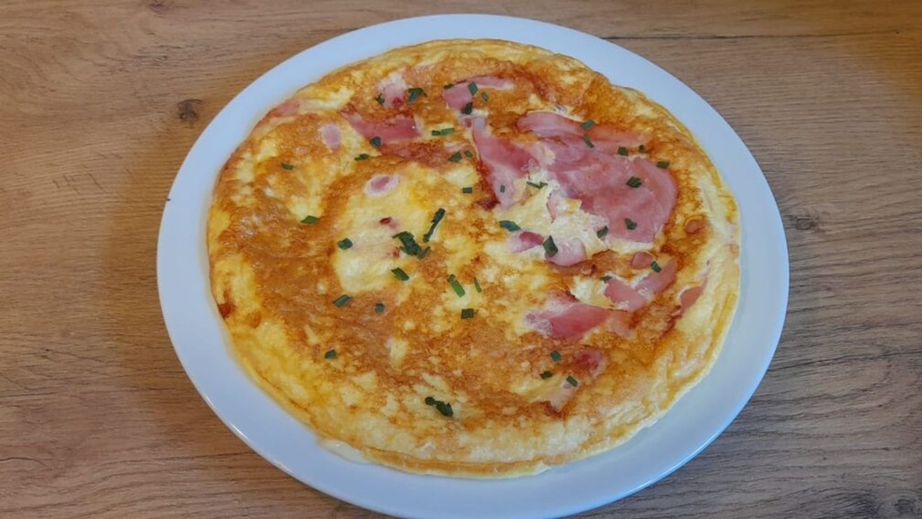 Mic dejun cu ouă și șuncă. Omleta-pizza