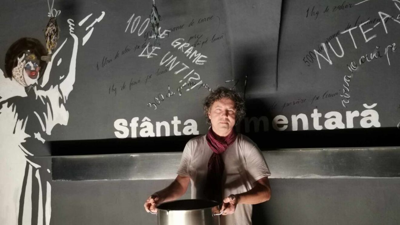 Supă de oase din perioada comunistă, combinată cu Apfelsuppe din timpul celui de-al Doilea Război Mondial. O fuziune între istorie, artă și gastronomie