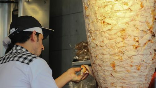 Patru fast-food-uri ”Socului Kebab” din Bucureşti, închise temporar de ANPC/ Au fost găsite muşte şi gândaci, ustensile şi vase de bucătărie uzate, praf şi grăsime în corpurile de gătit