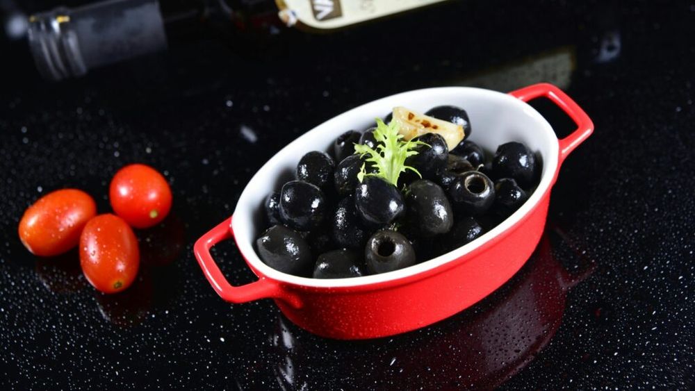 Măslinele negre, „arma secretă” împotriva îmbătrânirii / Nutriționist: „Măslinele sunt mult mai mult decât o simplă gustare – ele sunt un aliment funcțional cu proprietăți antioxidante, antiinflamatoare și cardioprotectoare”