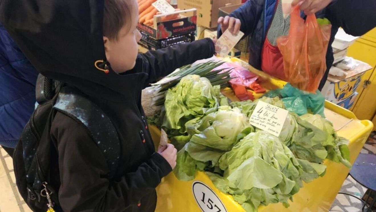 Activitate în cadrul programului „Școala Altfel”: Elevii unei școli din București au mers la piață și au cumpărat fructe și legume / Învățătoare: „Am vrut ca ei să înțeleagă importanța produselor locale și a susținerii producătorilor autohtoni. Activitatea a avut și o componentă legată de educația financiară”