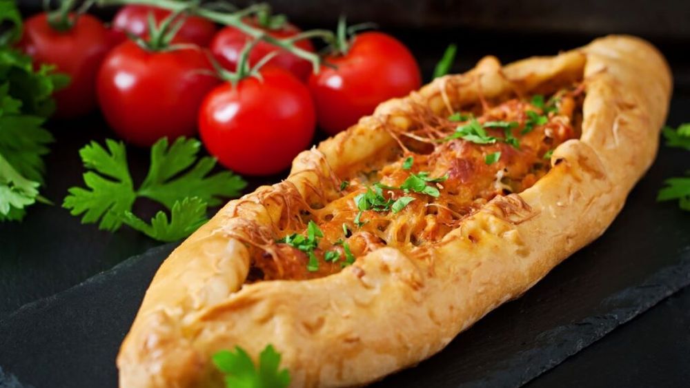 Pita, pizza, pida. Sau peinirly, kiymalı, ıspanaklı, pastrmajlija sau khachapuri? Bărcuțele de aluat cu umplutură cu o istorie milenară, care din cuptoarele de pământ ale Anatoliei au cucerit Balcanii, ajungând până în America