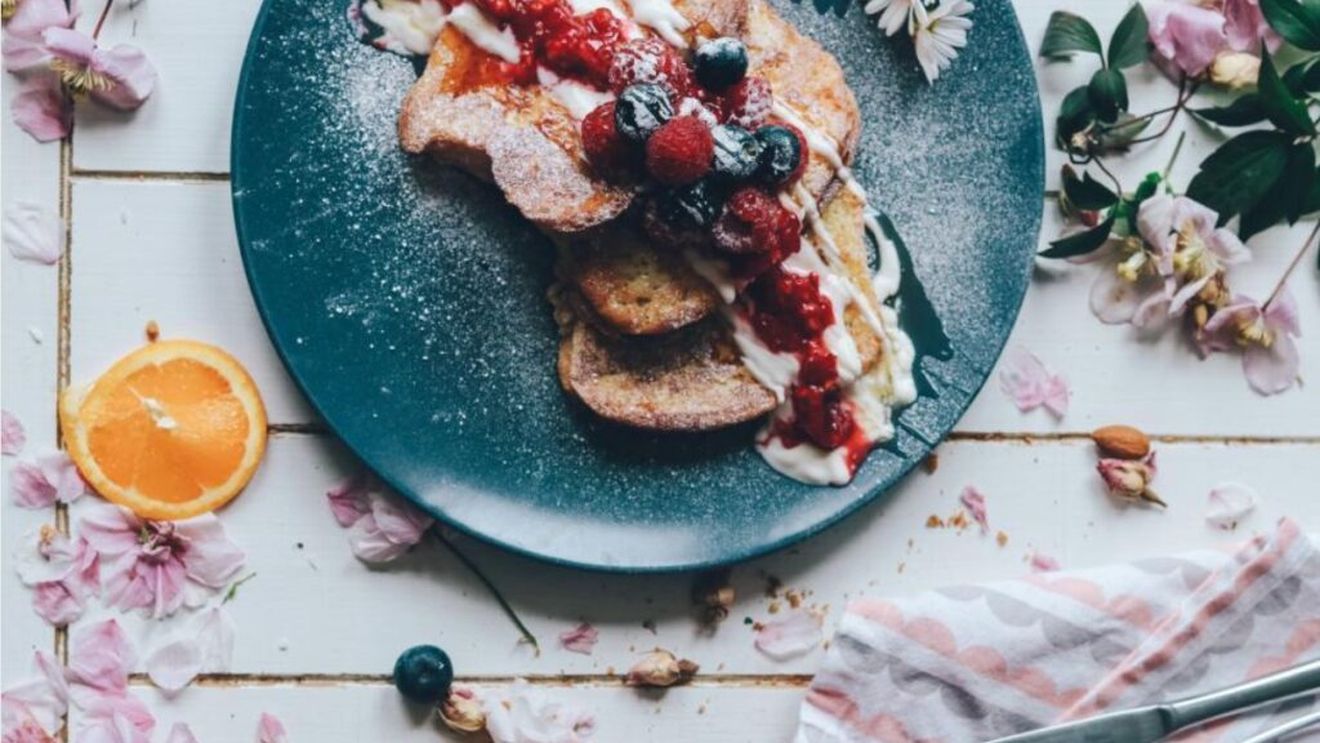 Idei creative pentru un mic dejun cu French Toast / Povestea unui preparat cu o istorie surprinzătoare / Faptul că este un produs franțuzesc este doar un mit!