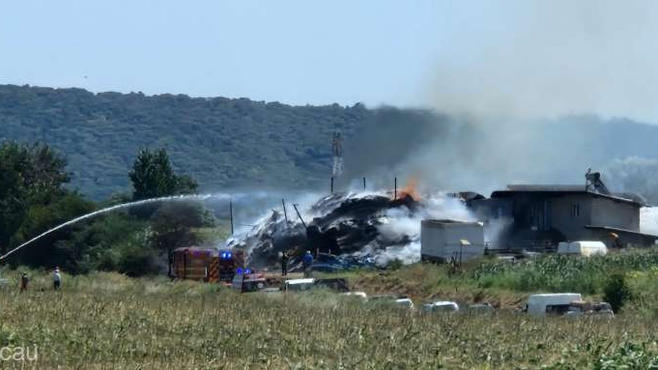 Peste 300 tone de plante furajere şi un adăpost de animale au ars într-un incendiu, la Fărăoani, Bacău