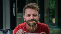 Obiceiul italienilor de a se așeza la masă ar putea influența refluxul gastric / Ce spun cercetătorii despre mâncatul pe fugă și digestie
