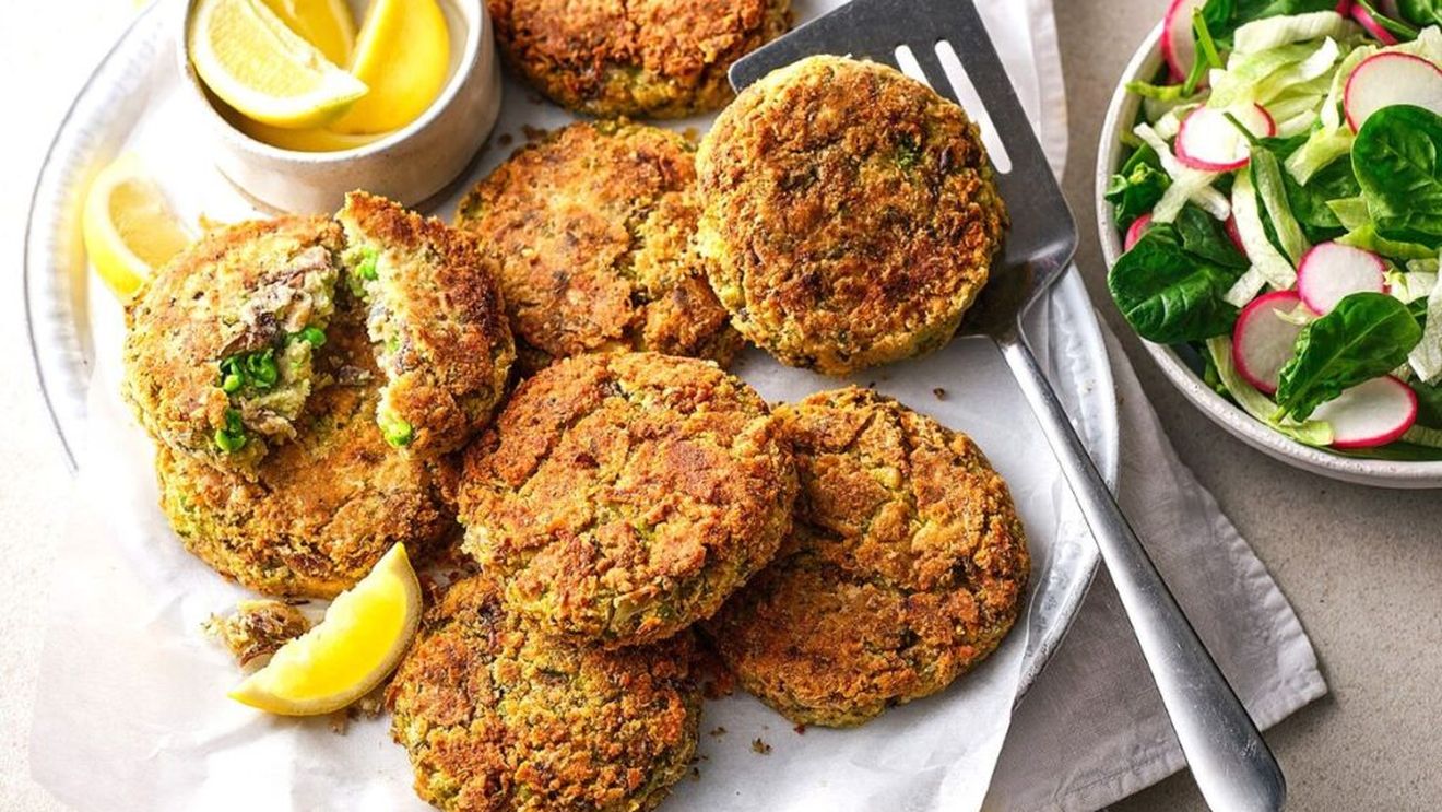 Chiftele din sardine și fasole la conservă, completate cu ceapă verde. O rețetă bună pentru toate mesele zilei, cu aer de primăvară