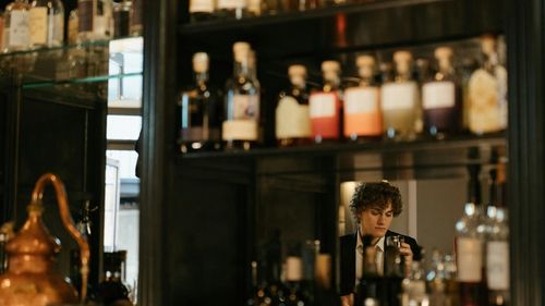 Tot mai mulți oameni mănâncă singuri la restaurant. Iată de ce