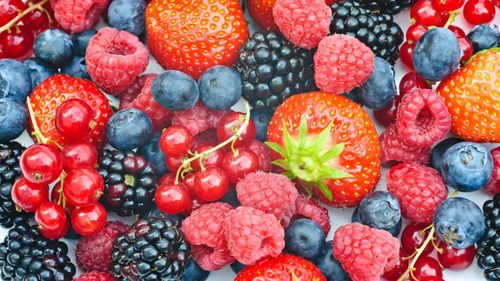 Căpșuni sau zmeură / Un duel nutrițional pentru sănătate / Unele au mai multă vitamina C, în timp ce altele sunt mai bogate în fibre și antioxidanți