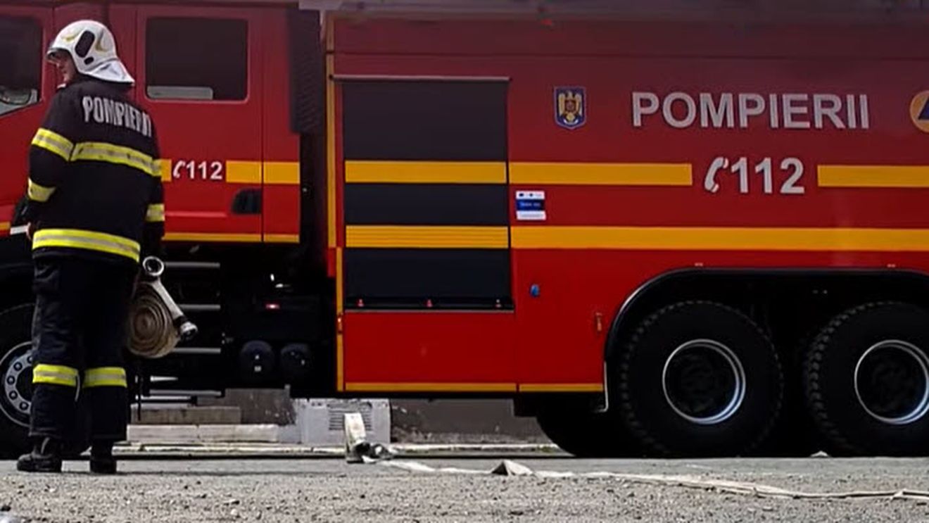 O oală uitată pe aragaz de un bărbat de 94 de ani a cauzat un incendiu într-un bloc din Năvodari/ Din fericire nimeni nu a fost rănit