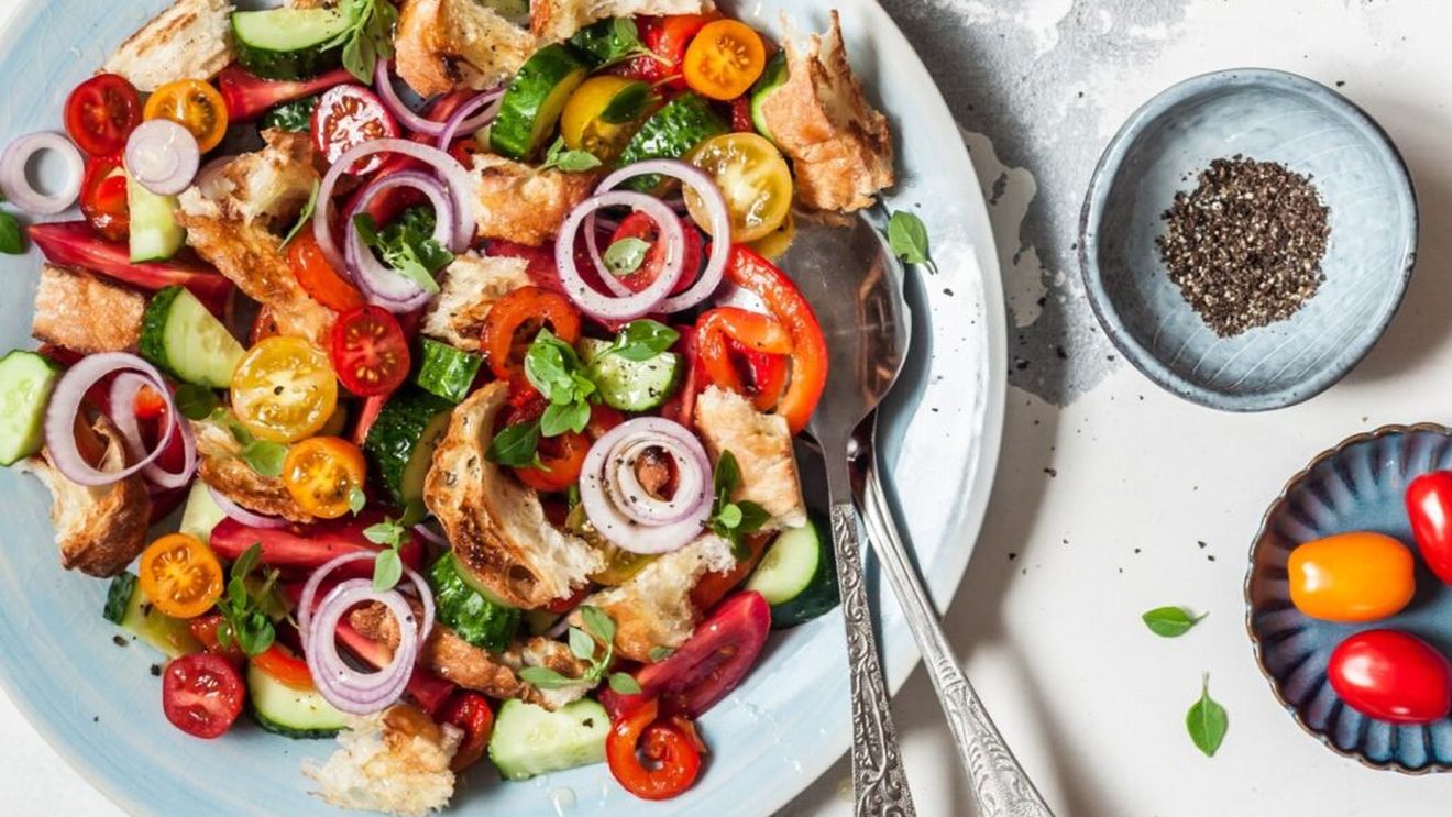 Rețete pentru studenți. Zero waste. Cum să reciclezi cu succes pâinea oricât ar fi de uscată într-o salată panzanella. Pașii de urmat și variante