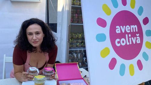 VIDEO | „Era cea mai bună colivă din sat”. Cum a transformat Ioana Mihai rețeta bunicii într-un desert artizanal și face torturi pentru aniversări, demisii și divorțuri