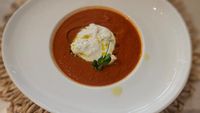 FOTO | Supă picantă de roșii cu burrata / Deasupra se adaugă câteva picături de ulei de măsline