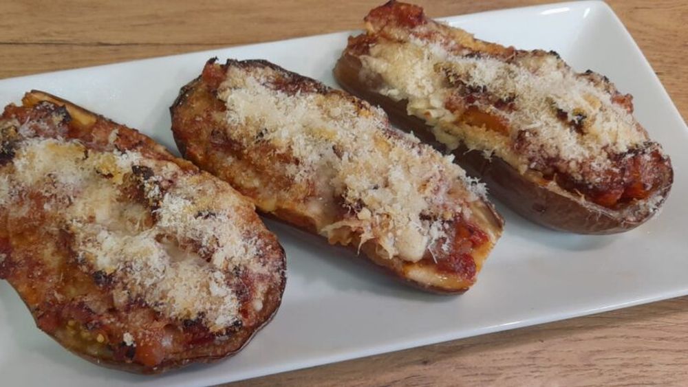 Rețetele Juanitei. Vinete gratinate cu ratatouille și șuncă. Un fusion care amintește de Franța, Italia și Grecia în același timp