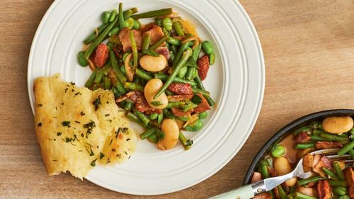 Un preparat rapid și sățios: Fasole cu șuncă și chorizo în stil catalan